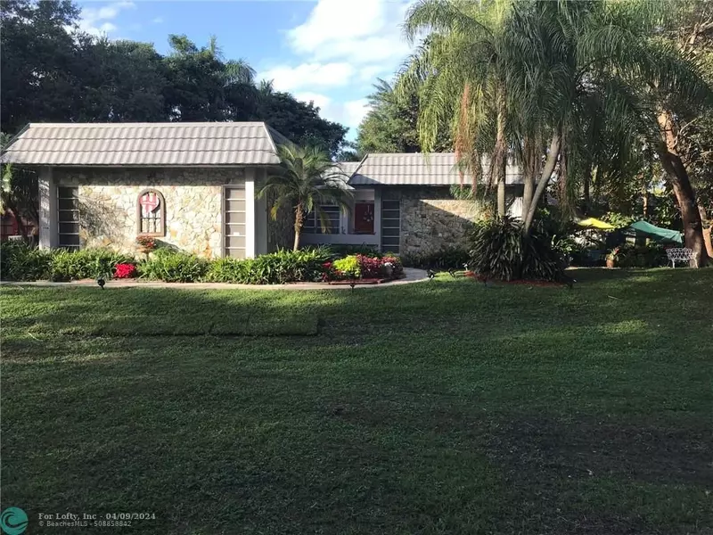 5901 SW 61st Ave, Davie, FL 33314