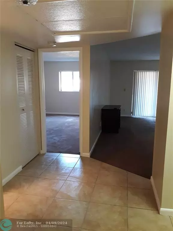 Pompano Beach, FL 33060,253 S Cypress Rd  #214