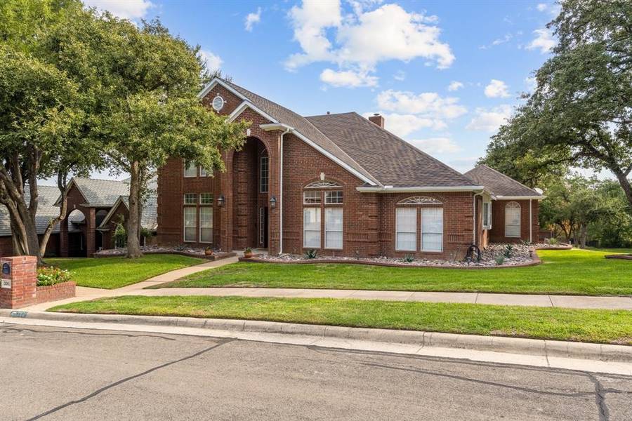 3001 Forestwood Drive, Arlington, TX 76006