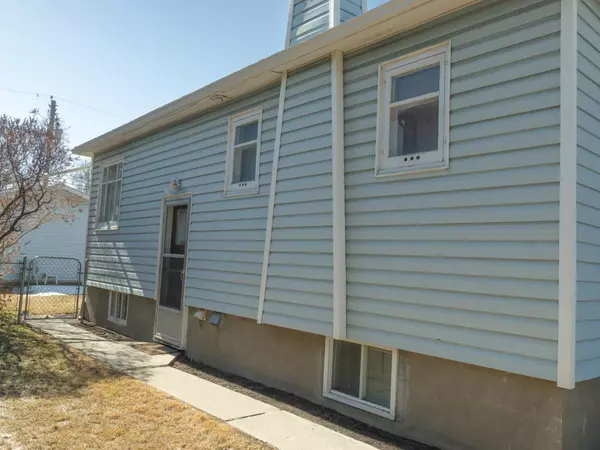 Calgary, AB T2M 1N8,631 22 AVE NW