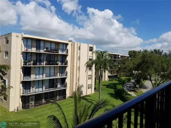 Pompano Beach, FL 33064,3450 Blue Lake  #407