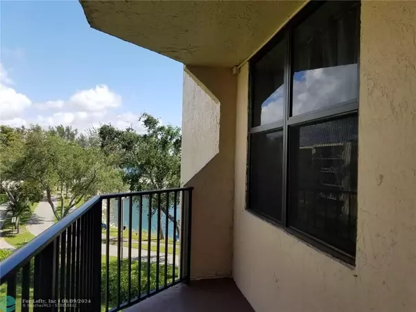 Pompano Beach, FL 33064,3450 Blue Lake  #407