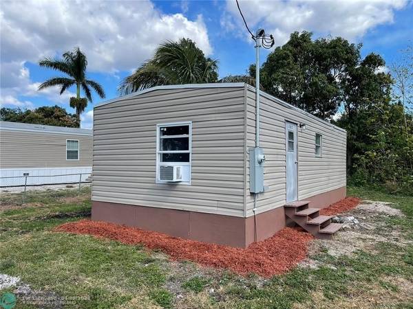 185 Apple Ave, Pahokee, FL 33476