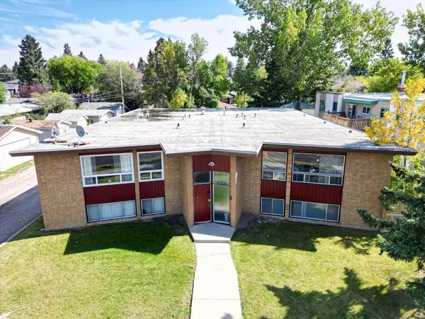 Calgary, AB T2L 2C3,3532 Charleswood DR NW