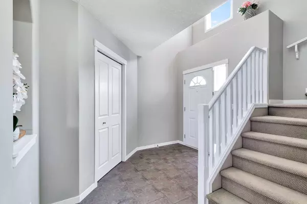 Calgary, AB T2Z 4J3,266 New Brighton Mews SE