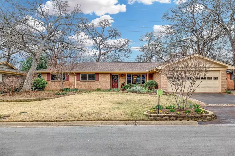 613 Post Oak Drive, Hurst, TX 76053