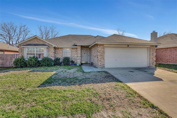 425 Cambridge Drive, Saginaw, TX 76179