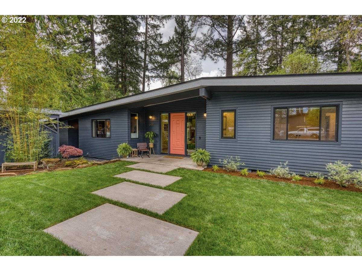 697 LAKE BAY CT, Lake Oswego, OR 97034
