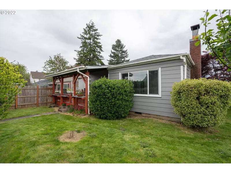 1104 W 8TH ST, Coquille, OR 97423