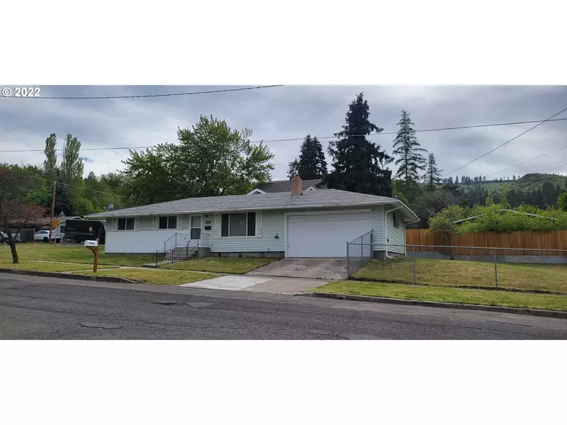 102 2ND ST, La Grande, OR 97850