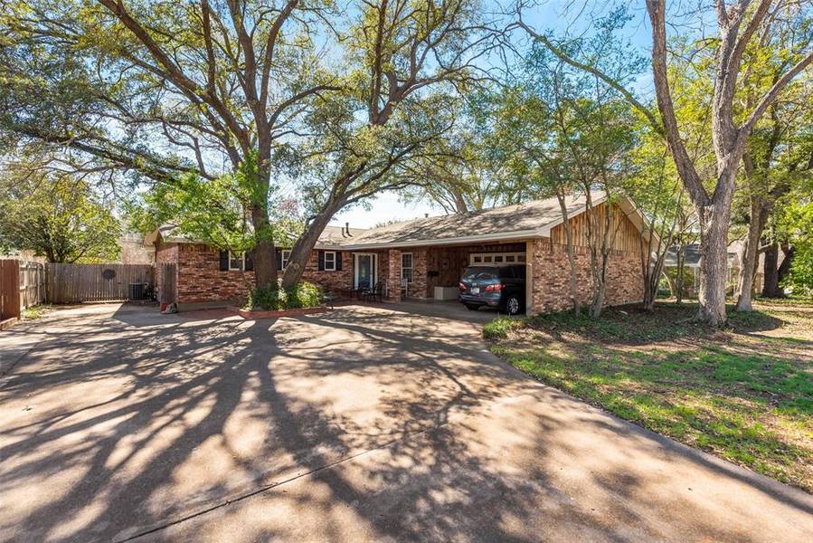 8601 Sundown Drive, Benbrook, TX 76116