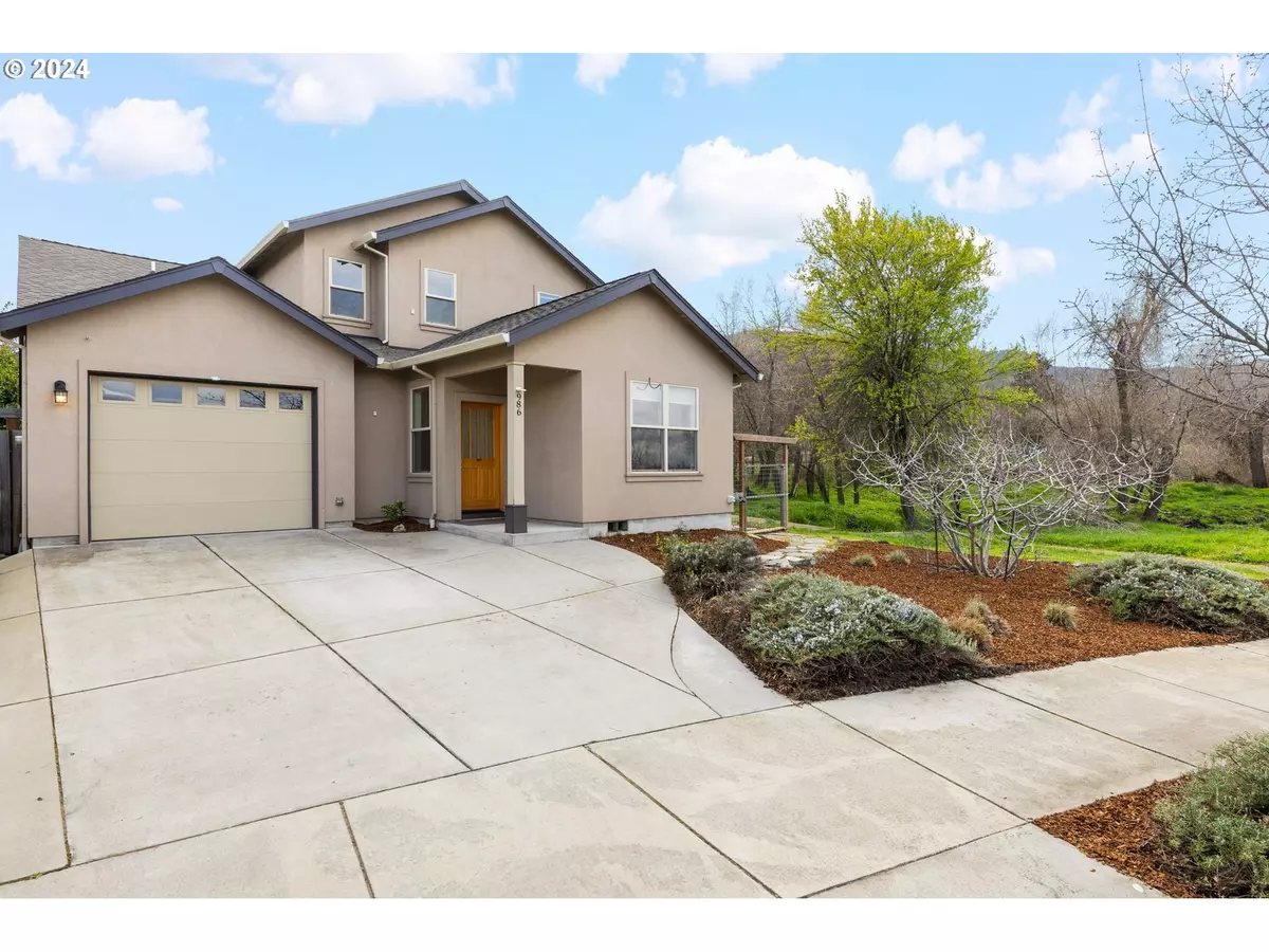 Ashland, OR 97520,986 CLEAR CREEK DR