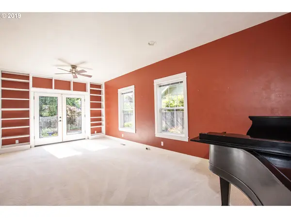 Eugene, OR 97404,1354 N PARK AVE