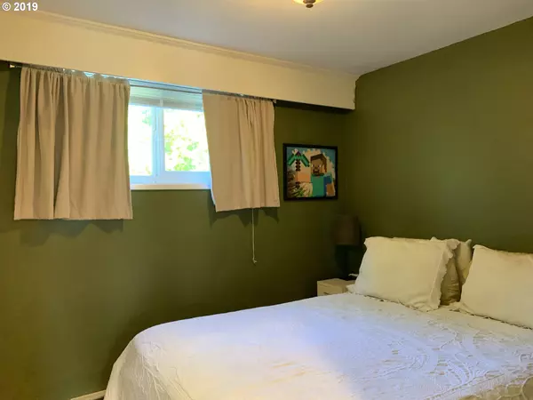 Eugene, OR 97402,2044 W 14TH PL