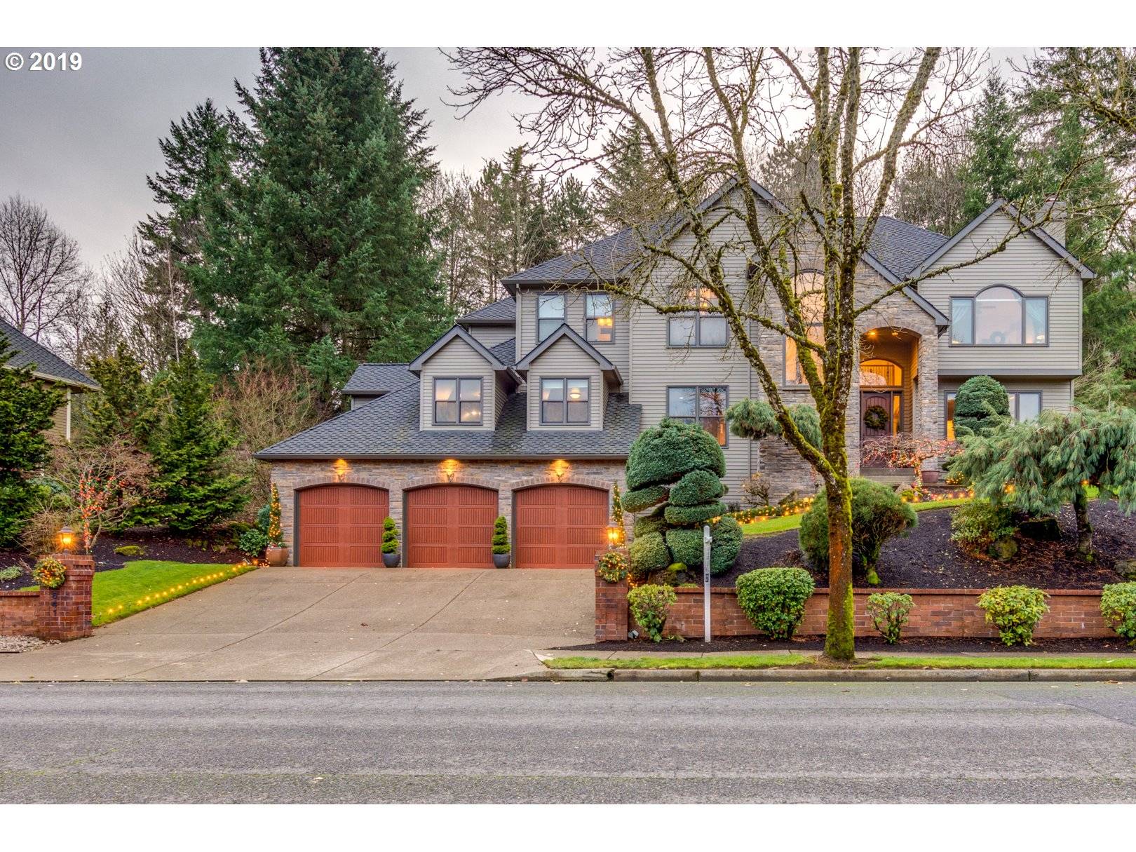 2841 BEACON HILL DR, West Linn, OR 97068