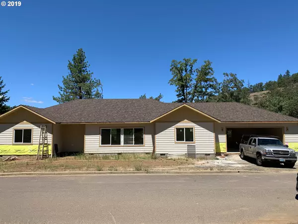 1766 NE REAGAN DR, Roseburg, OR 97470