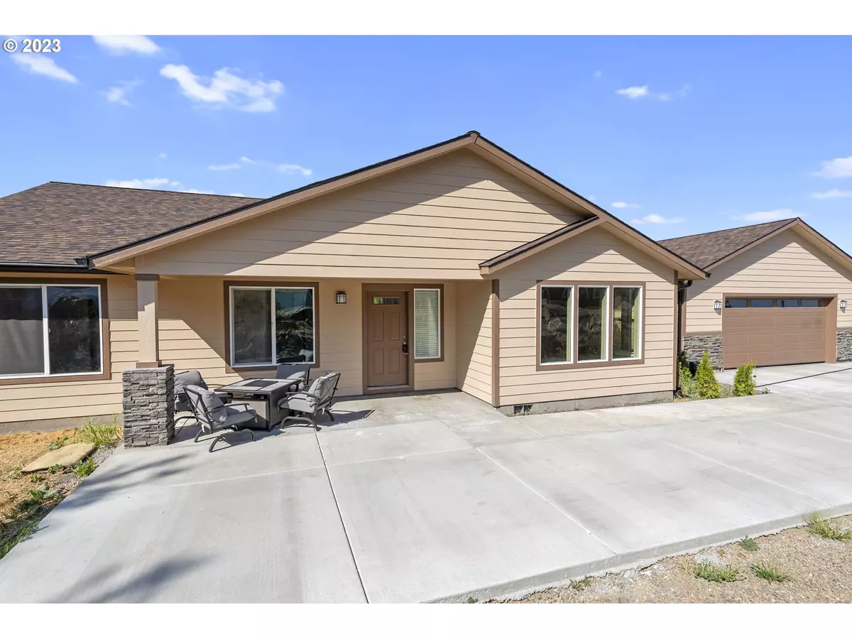 La Grande, OR 97850,128 RIDGE DR