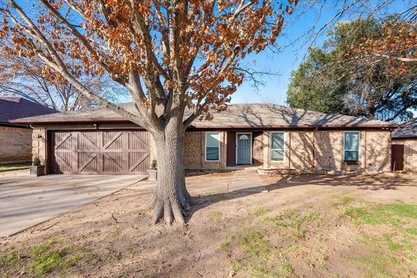 7921 Lynda Lane,  North Richland Hills,  TX 76180