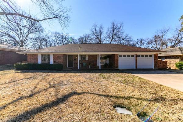 124 Kings Row Street,  Arlington,  TX 76010