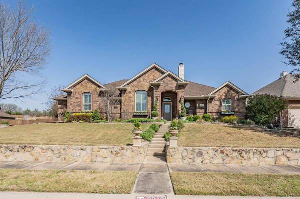 8212 Shady Valley Drive,  Benbrook,  TX 76116