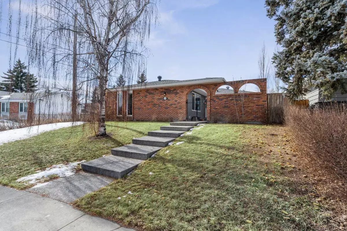 Calgary, AB T2J 2M7,12172 Lake Waterton CRES SE