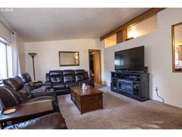 1672 PRITCHETT PL, Cottage Grove, OR 97424