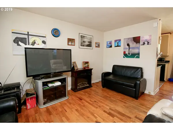 304 N 8TH ST, Cottage Grove, OR 97424