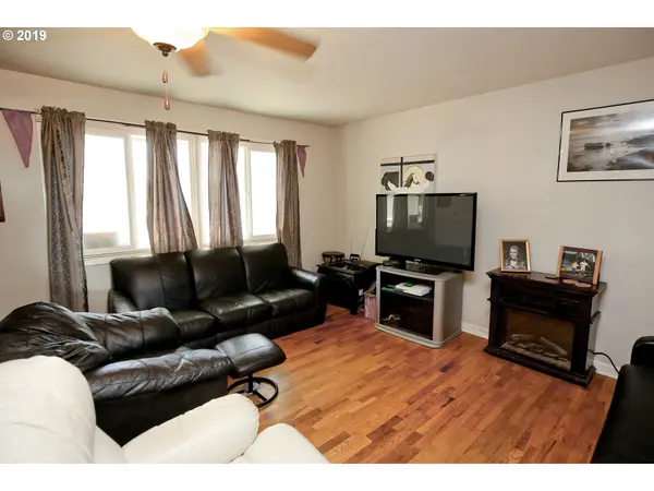 304 N 8TH ST, Cottage Grove, OR 97424