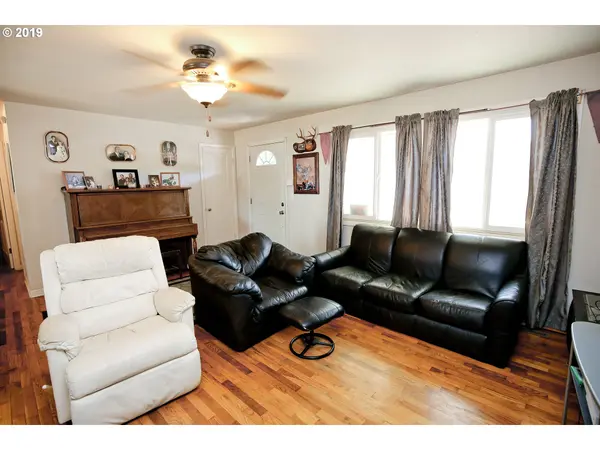 304 N 8TH ST, Cottage Grove, OR 97424