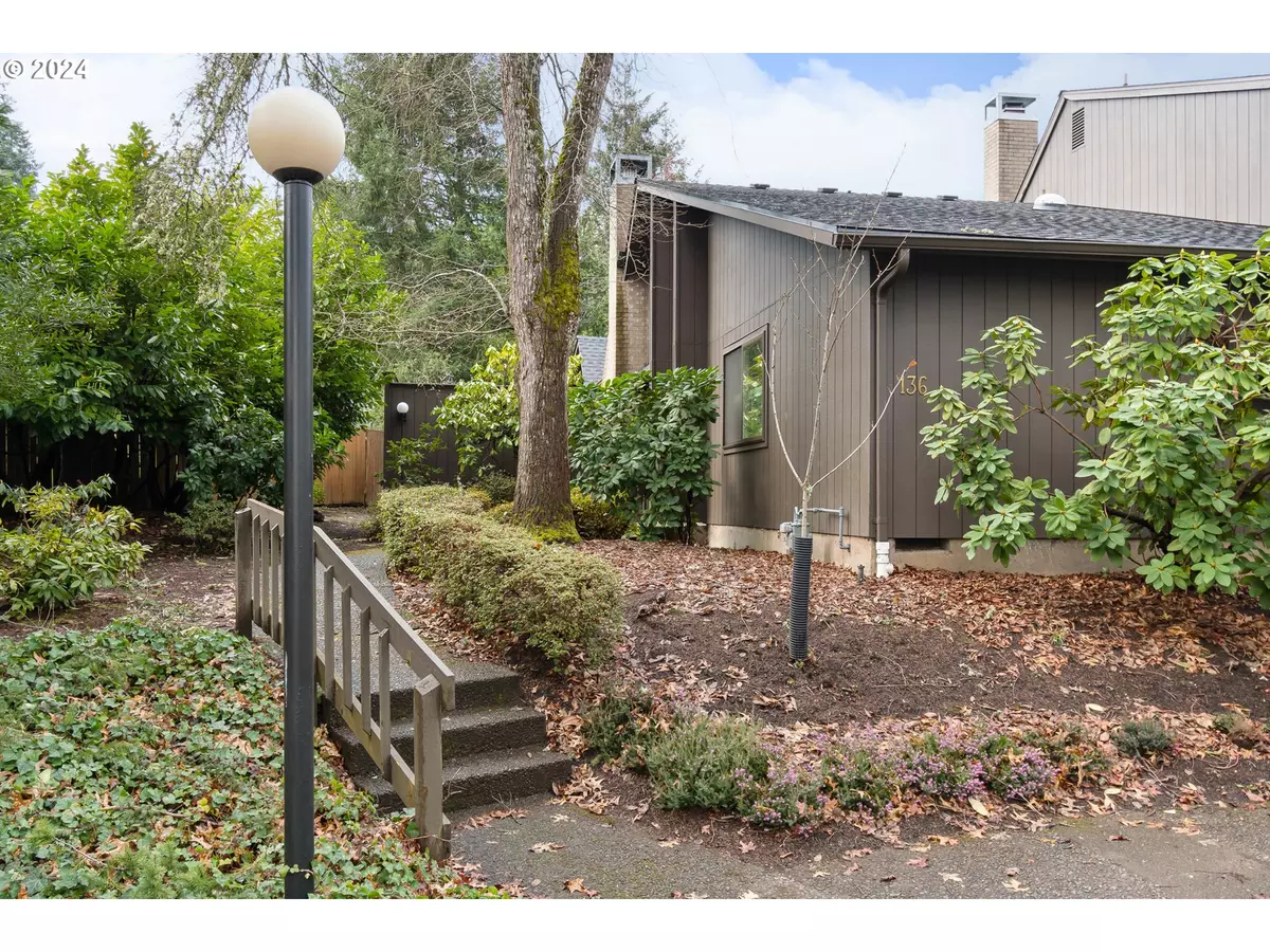 Eugene, OR 97405,136 WESTBROOK WAY