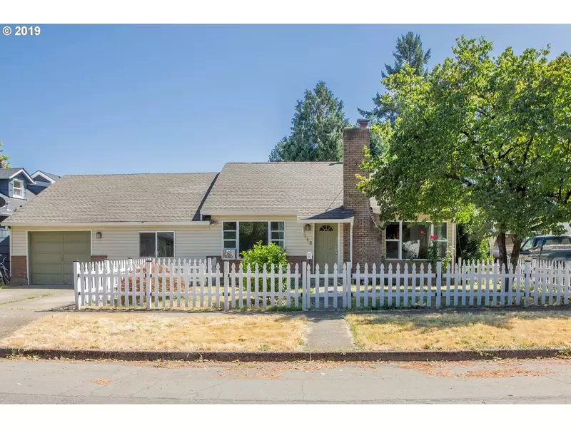 712 E 5TH ST, Newberg, OR 97132