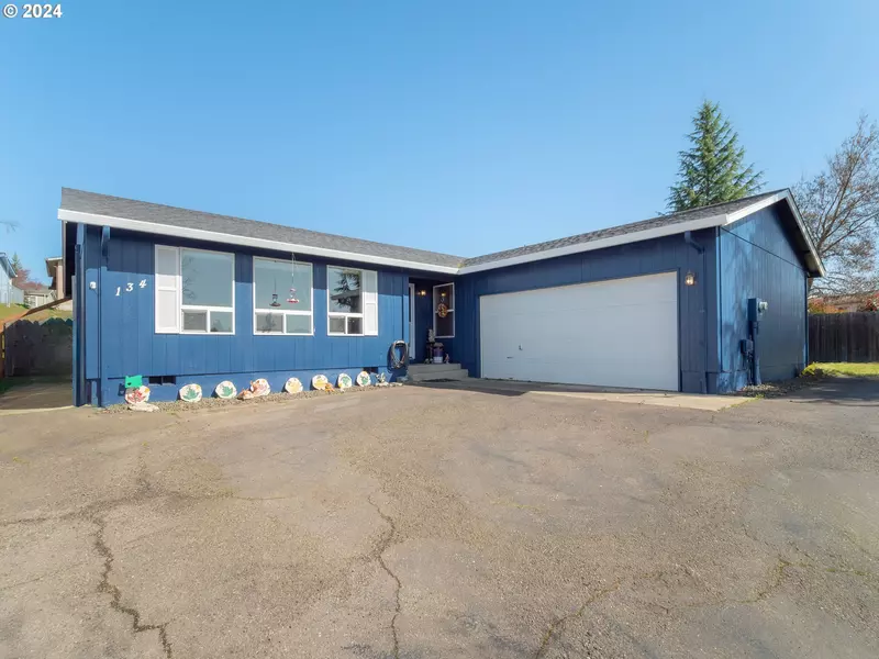 134 ADAMS LOOP, Roseburg, OR 97471