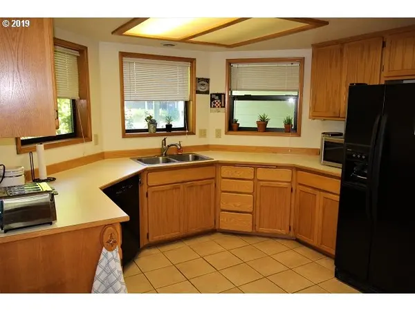 5258 SUGARPINE CIR, Eugene, OR 97402