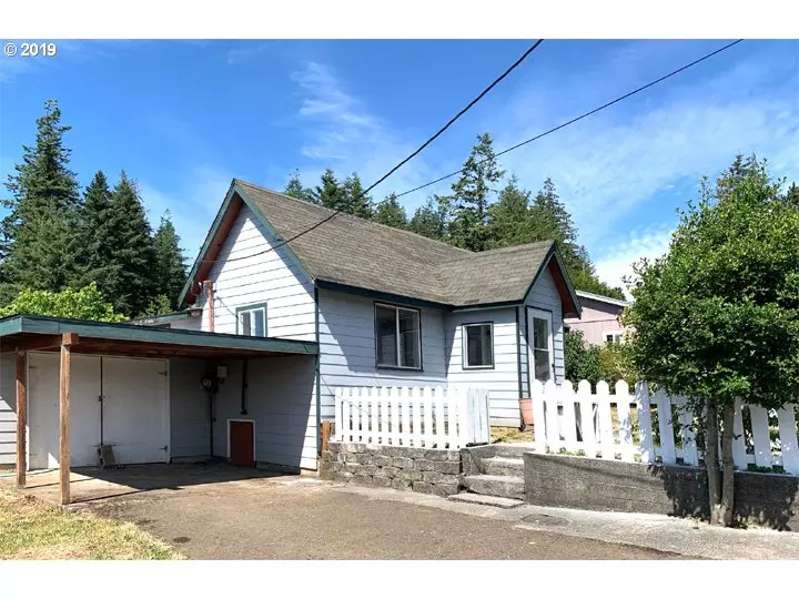 864 E 10TH ST, Coquille, OR 97423