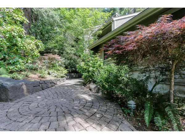 Eugene, OR 97405,986 BROOKSIDE DR