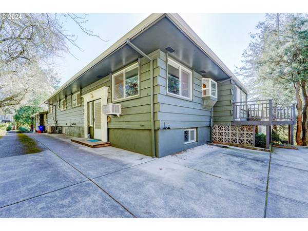 8235 SW CANYON LN, Portland, OR 97225