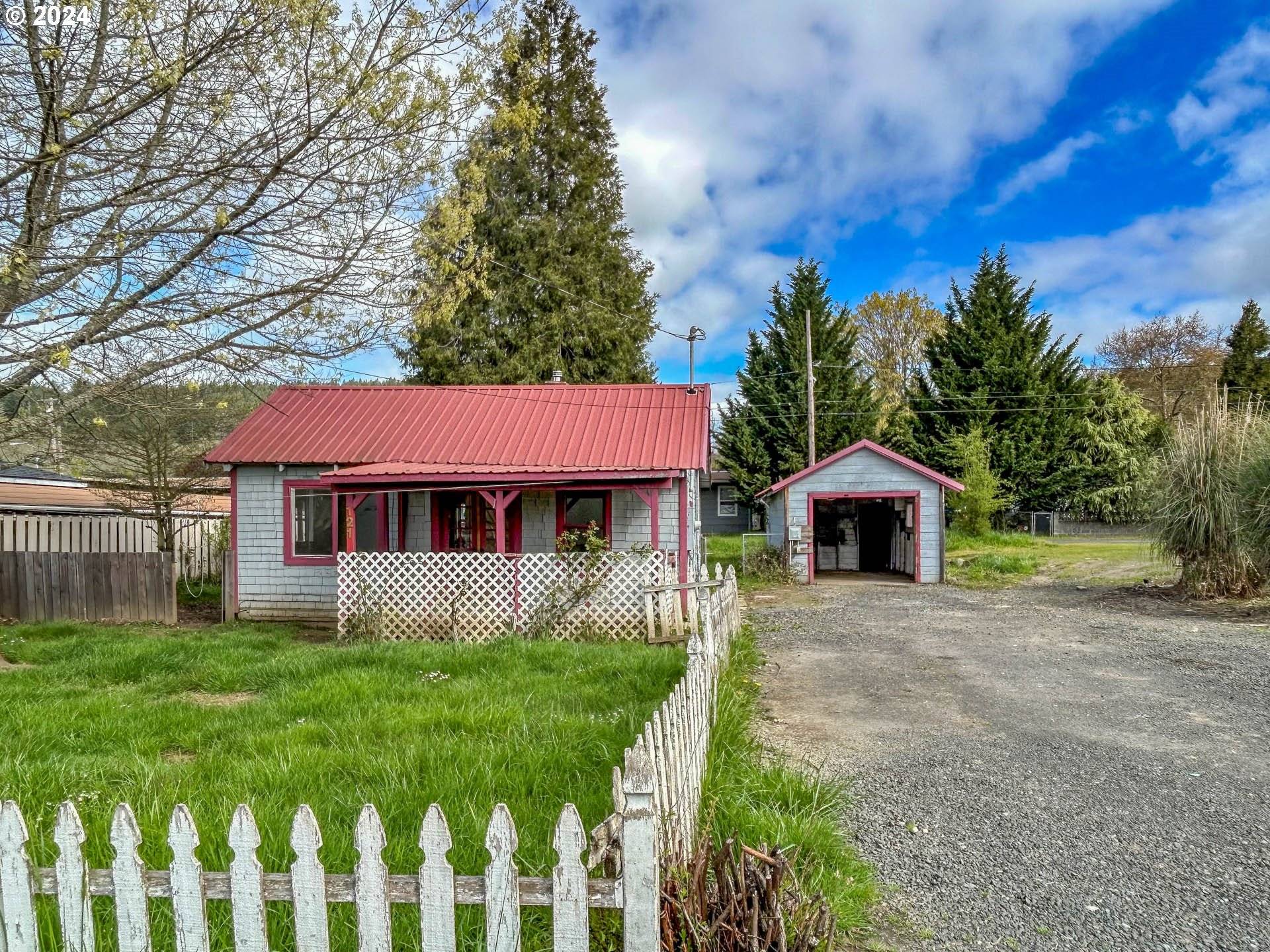 121 E SECOND AVE, Sutherlin, OR 97479