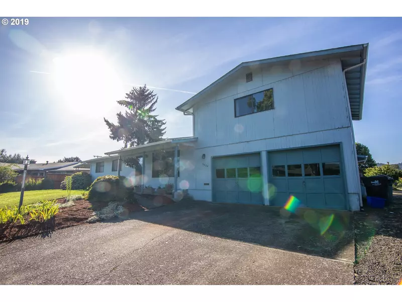 2568 ROSE BLOSSOM DR, Springfield, OR 97477