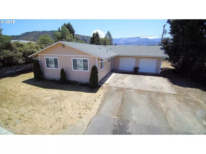 663 E FOURTH AVE, Riddle, OR 97469