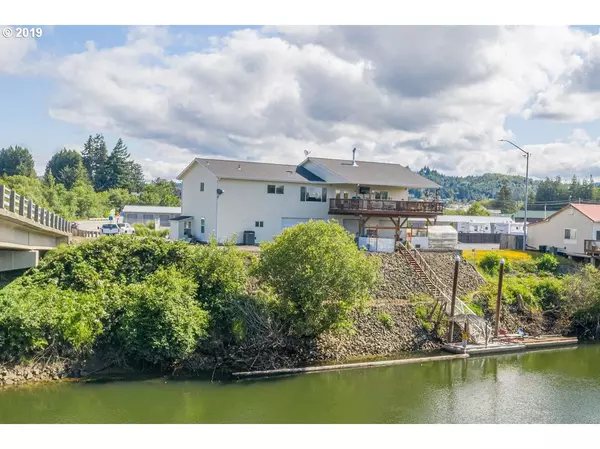 753 W RIVERSIDE DR, Coquille, OR 97423