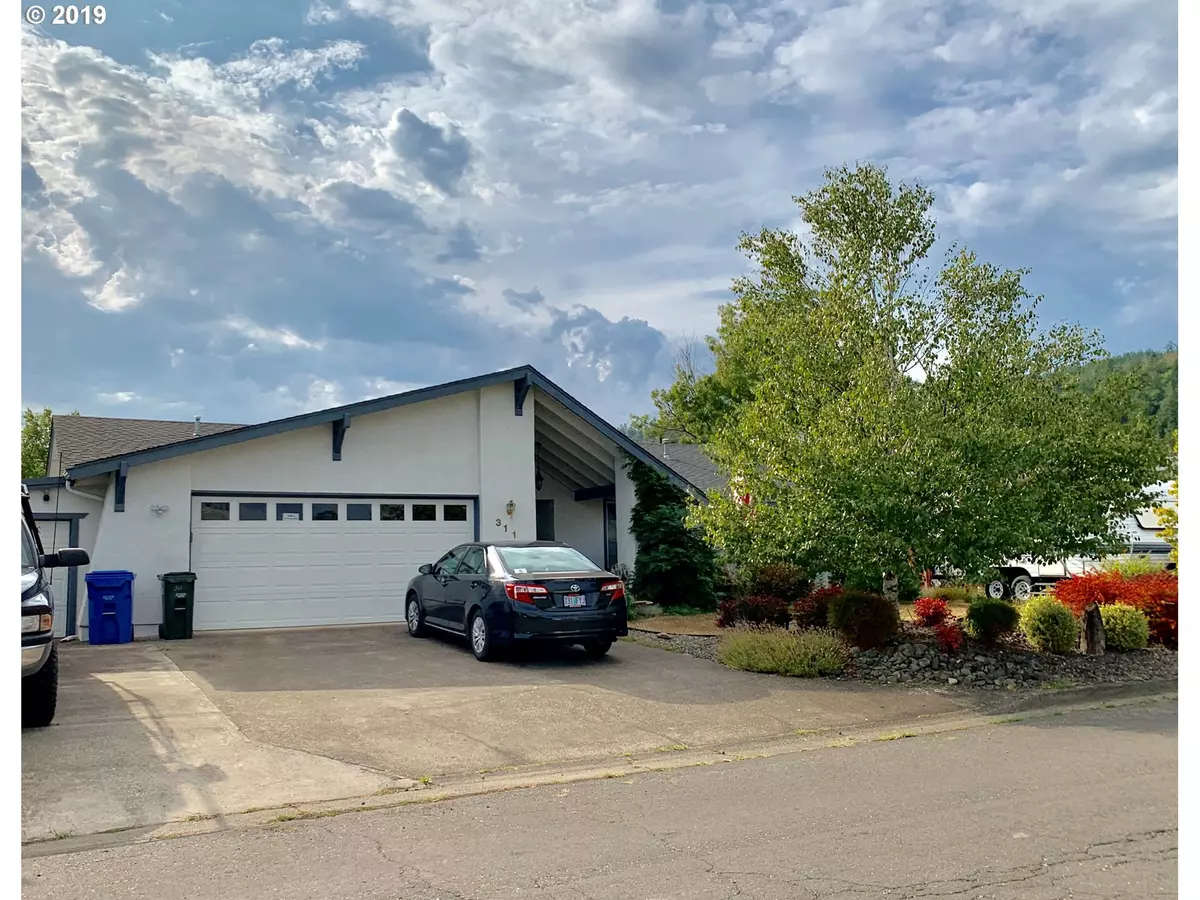 Sutherlin, OR 97479,311 N GROVE LN