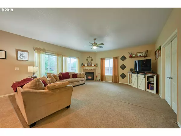 Mc Minnville, OR 97128,703 NE WINTERCREST LN