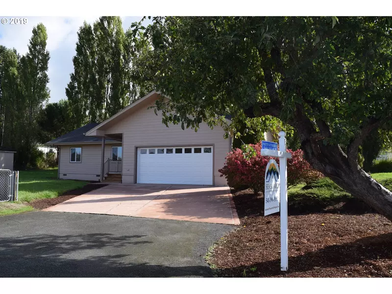 1695 BOBCAT CT, Myrtle Point, OR 97458