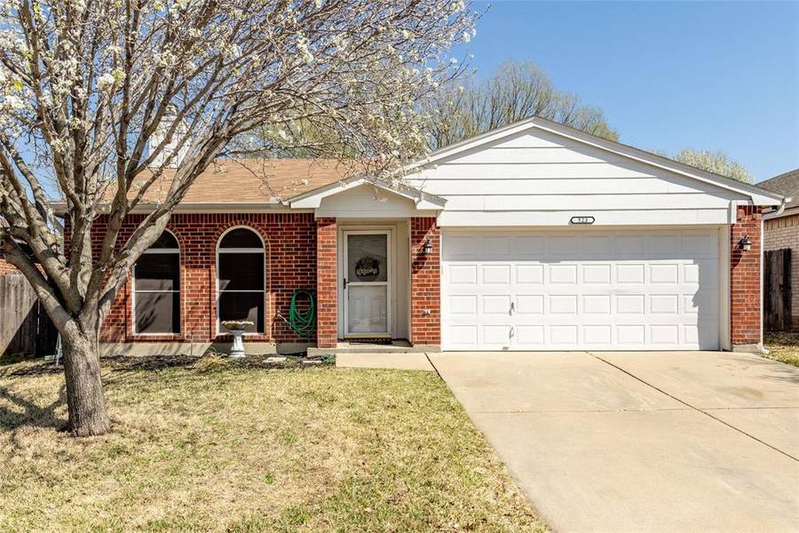 523 Hollyberry Drive, Mansfield, TX 76063