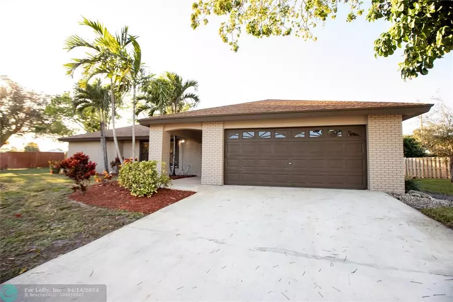 136 Sherwood Dr, Royal Palm Beach, FL 33411