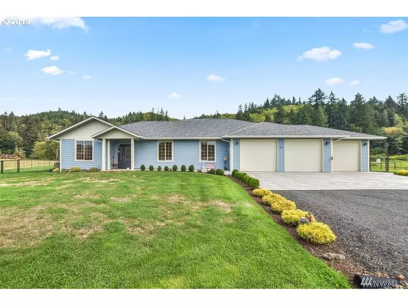 82 Monroe DR, Cathlamet, WA 98612