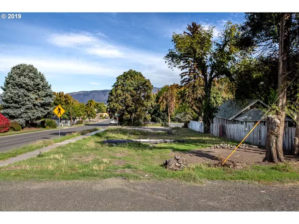 The Dalles, OR 97058,800 E 13TH