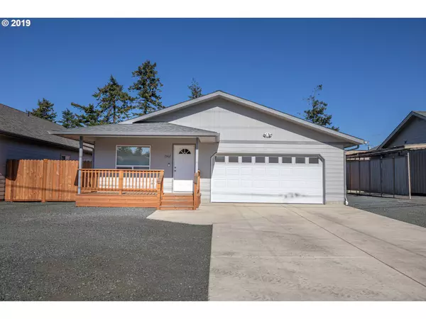 1562 LAKESHORE DR, Coos Bay, OR 97420