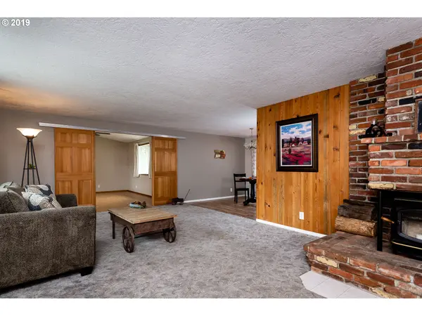 20 S R ST, Cottage Grove, OR 97424