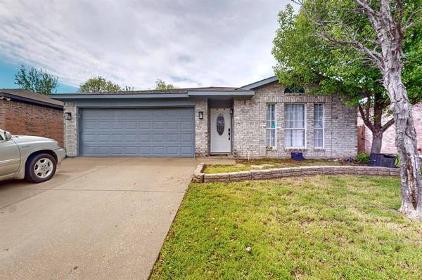 7909 Gardengate Lane, Fort Worth, TX 76137